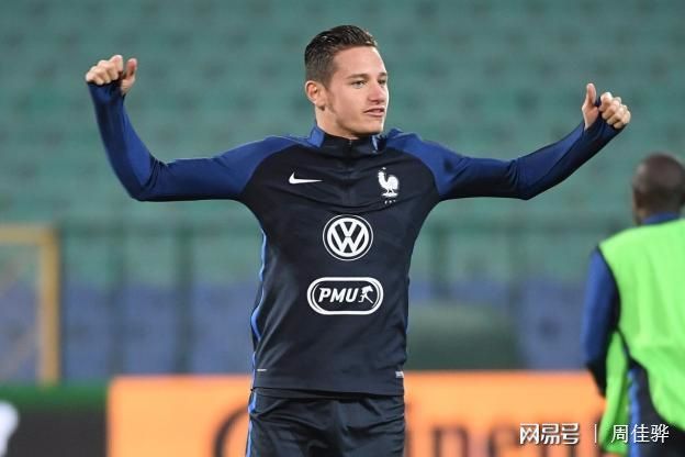 多米APP下载更衣室氛围转斯图加特复出首秀，网友：法国队引发争议(荷兰队更衣室意外播出球员换内裤画面)